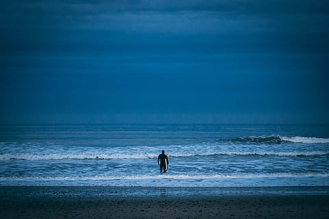 uomo, in piedi, spiaggia, nuvoloso, cielo, persona, nuoto, oceano, mare, acqua, onda, Surf, terra, orizzonte sull'acqua, orizzonte, bellezza nella natura, scenics - natura, movimento, natura, una persona, sport, la tranquillità, silhouette, vacanza, idilliaco, all'aperto, contemplazione, 5K, CC0, dominio pubblico, privo di copyright