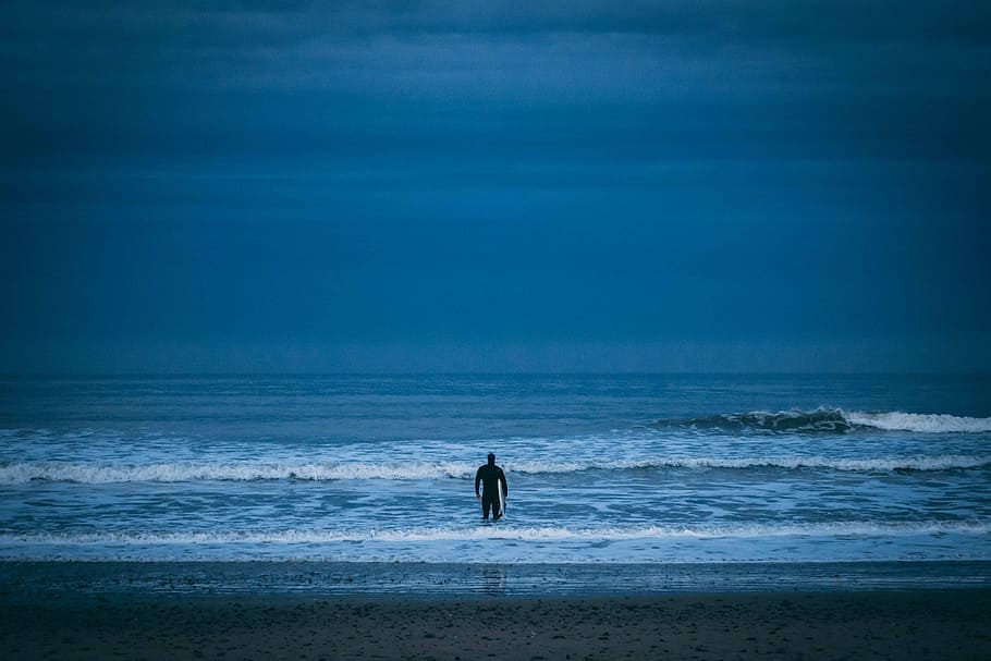 uomo, in piedi, spiaggia, nuvoloso, cielo, persona, nuoto, oceano, mare, acqua, onda, Surf, terra, orizzonte sull'acqua, orizzonte, bellezza nella natura, scenics - natura, movimento, natura, una persona, sport, la tranquillità, silhouette, vacanza, idilliaco, all'aperto, contemplazione, 5K