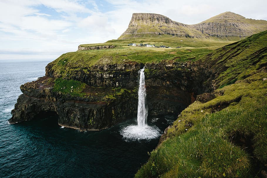 vodopády během dne, vodopády, spěchá, moře, hora, útes, faroe, ostrovů, oceán, scenics - příroda, voda, krása v přírodě, klidné scény, klid, Příroda, Skála, Skalní formace, mimoměstské scény, idylický, nikdo, nebe, přistát, den, rock - objekt, pohyb, venku, formace, tekoucí, erodoval, 5K