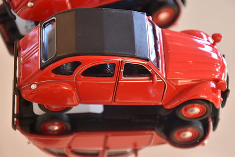 Modellauto, renault, Spielzeuge, Modell-, Auto, rot, Kraftfahrzeug, Transport, Nahansicht, Transportmittel, Landfahrzeug, keine Leute, Spielzeugauto, Spielzeug, drinnen, Unfälle und Katastrophen, High Angle View, Fokus auf den Vordergrund, Rennauto, Stillleben, Sicherheit, Kunststoff, schwarze Farbe, Metall, Rad, 4K, CC0, gemeinfrei, lizenzfrei