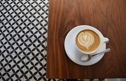 cappuccino, terisi, cangkir teh, lepek, teratas, meja, kopi, cangkir, kafe, latte, busa, kopi - minum, cangkir kopi, minuman, minum, minuman berbusa, makanan dan minuman, seni buih, masih hidup, balapecah, minuman panas, dalam ruangan, tepat di atas, bahan kayu, tidak ada orang, sarapan, minuman non-alkohol, pola bunga, 2K, CC0, domain publik, bebas royalti