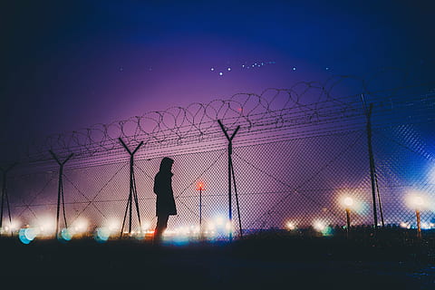 silhuett fotografi, person, stående, ved siden av, link gjerdet, kvinne, gjerde, mørk, natt, himmel, lys, metalltråd, mennesker, Mann, alene, silhouette, belyst, én person, skumring, utendørs, kun voksne, voksen, natur, grense, barriere, lilla, full lengde, skjønnhet i naturen, elektrisitet, fritidsaktivitet, klar himmel, teknologi, 5K, CC0, offentlig domene, opphavsrett gratis