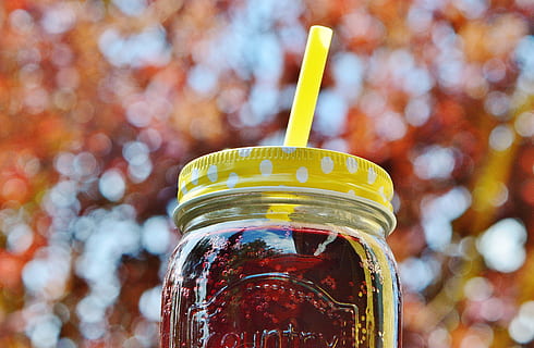 glas, drikke, forfriskning, kold, strå, låg, sommer, væske, erfrischungsgetränk, mousserende, krukke, beholder, mad og drikke, glas - materiale, tæt på, mason jar, fokus på forgrunden, mad, konserves, ingen mennesker, sødt mad, sugerør, friskhed, frugt, stilleben, usund spisning, indendørs, flaske, gennemsigtig, lufttæt, fristelse, 5K, CC0, offentligt domæne, royaltyfrie