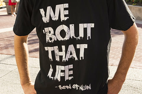 protest, udmelding, sorte liv betyder noget, ramaskrig, demonstration, protesterer, mennesker, tekst, meddelelse, vestlige script, midsection, afslappet tøj, stående, skilt, besked, dag, T-shirt, udendørs, fokus på forgrunden, rigtige mennesker, tæt på, livsstil, fritidsaktivitet, stort bogstav, herrer, menneskelig lem, 4K, CC0, offentligt domæne, royaltyfrie