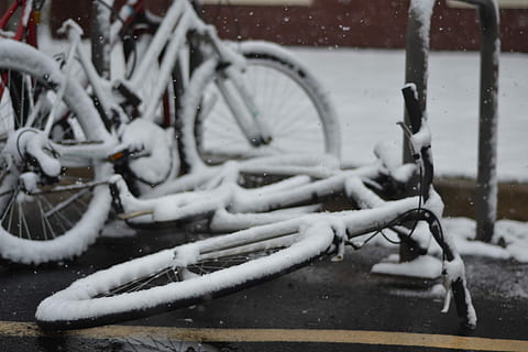 dos, neu, cobert, bicicleta, carrer, negre, bicicletes, hivern, fred, temperatura de fred, vehicle terrestre, transport, dia, cap gent, manera de transport, estacionari, Color blanc, naturalesa, cobertura, a l'aire lliure, centrar-se en primer pla, congelat, primer pla, ciutat, roda, nevar, va parlar, 4K, CC0, domini públic, lliure de regalies