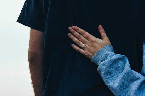 person, iført, blå, langærmet, skjorte, hvilende, hånd, mand, sort, kvinde, bedrift, tilbage, dagtimerne, engagement, ring, par, midsection, herrer, en person, menneskelig hånd, menneskelig kropsdel, rigtige mennesker, stående, afslappet tøj, dag, voksen, kropsdel, tæt på, udendørs, tøj, livsstil, studio skud, lemmer, sort farve, menneskelig lem, jeans, 4K, CC0, offentligt domæne, royaltyfrie
