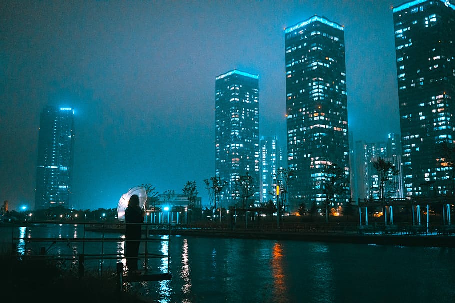 dün gece yağmuru, kişi, beyaz, şemsiye, Kent, yağmur, nehir, Su, neon, mavi, gelecek, duvar kağıdı, gece fotoğrafçılığı, Sokak fotoğrafçılığı, dış yapı, yapılı yapı, mimari, bina, ofis binası dış, aydınlatılmış, gece, gökdelen, modern, ofis, uzun - yüksek, şehir manzarası, kule, şehir hayatı, doğa, Cityscape, Finans bölgesi, açık havada, 8K