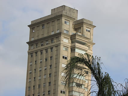bygning, condominio, overskyet, arkitektur, bygget struktur, lav vinkel visning, bygning udvendig, himmel, sky - himmel, natur, ingen mennesker, dag, tårn, by, vindue, træ, udendørs, høj - høj, rejsemål, kontorbygning udvendig, plante, kontor, 2K, CC0, offentligt domæne, royaltyfrie