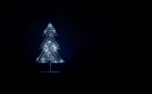 albero di Natale, luce, vacanze, notte, Natale, splendore, illuminazione, il buio, bianca, blu, pendenza, lo sfondo, celebrazione, illuminato, Fuochi artificiali, cultura artistica e intrattenimento, decorazione natalizia, decorazione, copia spazio, vacanza, nessuno, evento di celebrazione, evento, raggiante, girato in studio, natura, albero, in casa, buio, vacanza - evento, sfondo nero, ornamento di Natale, 2K, CC0, dominio pubblico, privo di copyright