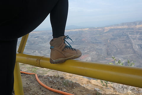 Stiefel, Kohlenstoff, Bergbau, Himmel, Erde, Bergmann, Feld, Struktur, Gusseisen, Landschaft, Freizeitbeschäftigung, menschliches Bein, eine Person, Tag, niedriger Abschnitt, menschliches Körperteil, Lebensstile, Berg, Natur, Körperteil, Abenteuer, echte Menschen, Extremsportarten, Land, Sport, Schuh, draußen, Erwachsene, Umgebung, 5K, CC0, gemeinfrei, lizenzfrei