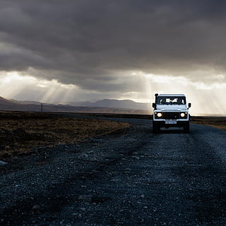 bianca, suv, strada, grigio, cielo, d'oro, ora, fotografia, veicolo, crepuscolare, raggio, buio, nuvole, sentiero, erba, luce del sole, auto, viaggio, all'aperto, tempesta, cielo drammatico, nuvola temporalesca, tempo metereologico, nuvola - cielo, mezzi di trasporto, velocità, ambiente, modo di trasporto, natura, nuvoloso, veicolo terrestre, scenics - natura, paesaggio, nessuno, bellezza nella natura, terra, campo, direzione, veicolo a motore, viaggio su strada, 2K, CC0, dominio pubblico, privo di copyright