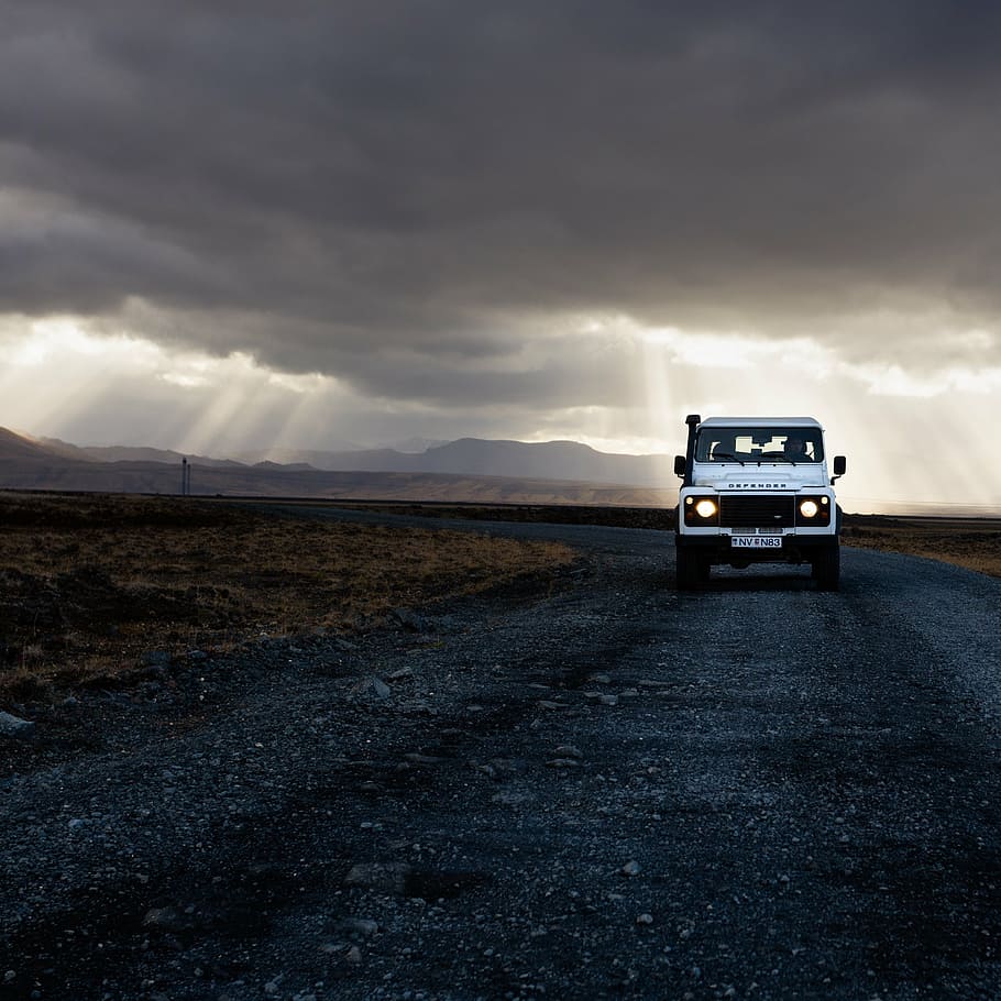 blanc, suv, carretera, gris, cel, daurat, hores, fotografia, vehicle, crepuscular, raig, fosc, núvols, Camí, herba, llum solar, cotxe, viatjar, a l'aire lliure, tempesta, cel dramàtic, núvol de tempesta, temps, viatge, núvol - cel, transport, velocitat, medi ambient, manera de transport, naturalesa, núvol, vehicle terrestre, escenics - natura, paisatge, cap gent, bellesa a la natura, terra, camp, direcció, automòbil, viatge de carretera, 2K