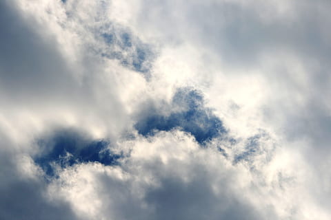 langit, berawan, putih, bukaan, kelip redup, langit biru, alam, cuaca, awan - langit, latar belakang, keindahan di alam, cloudscape, lingkungan Hidup, langit yang dramatis, angin, mendung, langit murung, biru, tidak ada orang, suasana, badai, halus, warna putih, di luar rumah, meteorologi, hujan, gelap, iklim, yg beralamat buruk, latar belakang abstrak, 4K, CC0, domain publik, bebas royalti
