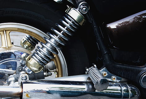 tancat, foto, coilover de motos de plata, yamaha, moto, detalls, tecnologia, crom, metàl·lic, metall, bicicletes, oldtimer, motor, vehicle de dues rodes, vehicle, podridura, primers plànols, textura, fons, vell, clàssic, es va retirar, històricament, corrosió, suspensió, amortidor, manera de transport, transport, maquinària, part de la màquina, automòbil, cotxe, vehicle terrestre, roda, cap gent, primer pla, equipament, indústria, part del vehicle, a l'interior, dia, pneumàtic, acer, color plata, aliatge, 4K, CC0, domini públic, lliure de regalies