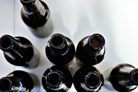 sort glasflaske, flasker, makro, glas, tom, brunt glas, Brun, otte, indendørs, ingen mennesker, hvid baggrund, tæt på, laboratorium, dag, flaske, vinflaske, alkohol, vin, beholder, mad og drikke, drikke, forfriskning, i en række, glas - materiale, sundhedspleje og medicin, selektiv fokusering, høj vinkel visning, gruppe af objekter, stilleben, fokus på forgrunden, stor gruppe af objekter, 2K, CC0, offentligt domæne, royaltyfrie