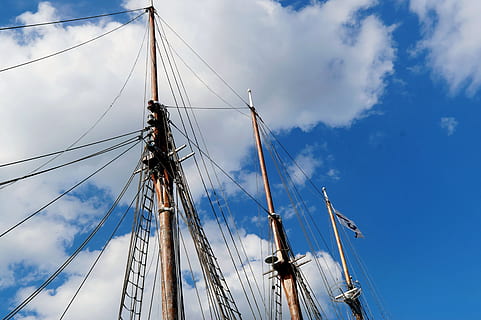 nave, alberi, vela, nave, alberi, cielo, nuvolosità, sartiame, veliero, nave nautica, albero, nuvola - cielo, nave alta, barca a vela, andare in barca, polo, mezzi di trasporto, modo di trasporto, corda, Inquadratura dal basso, acqua, mare, natura, viaggio, blu, nessuno, all'aperto, yacht, 5K, CC0, dominio pubblico, privo di copyright