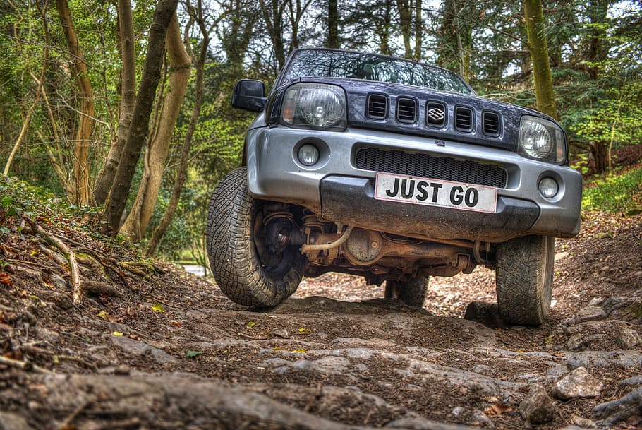 negre, vehicle Suzuki, bosc, offroad, conduir, aventura, conducció offroad, transport, suv, terreny, vehicle, cotxe, extrem, automoció, suzuki jimny, vista frontal, arbre, passat de moda, manera de transport, planta, terra, vehicle terrestre, automòbil, dia, cap gent, naturalesa, tronc de l'arbre, metall, estil retro, tronc, escena no urbana, a l'aire lliure, 2K