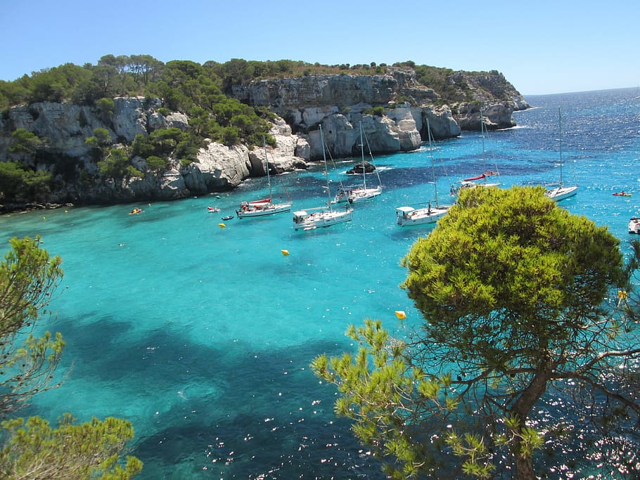 top, vedere, naviga, barci, mare, Minorca, Insulele Baleare, Spania, plajă, Mediterana, Marea Mediterana, Costa, albastru, de coastă, peisaj, Insulele, plaje, turcoaz colorat, scenics, apă, scenice - natura, teren, stâncă, natură, frumusețe în natură, obiect de rocă, copac, plantă, solid, cer, navă nautică, zi, transport, destinații de călătorie, o scenă liniștită, în aer liber, nici o persoana, dafin, barcă cu pânze, 4K