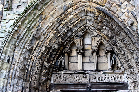 medieval, abadía, arquitectura, arco, piedra, edificio, antiguo, ladrillo, puerta, Iglesia, gótico, arqueado, arcos, vendimia, pared, histórico, casa, Edimburgo, día, nadie, al aire libre, estructura construida, exterior del edificio, historia, el pasado, arte, Arte y artesanía, vista de ángulo bajo, destinos de viaje, viaje, representación, Entrada, escultura, ciudad, florido, 5K, CC0, dominio público, libre de derechos
