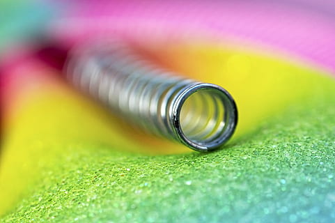 grigio, molla metallica, giallo, verde, tessile, molla elicoidale grigia, tubo, cannuccia, primavera, metallo, colore verde, avvicinamento, messa a fuoco selettiva, multicolore, nessuno, macro, primo piano estremo, acqua, penna, far cadere, colore vibrante, scienza, industria, vetro - materiale, inchiostro, natura morta, in casa, girato in studio, lusso, rugiada, 5K, CC0, dominio pubblico, privo di copyright