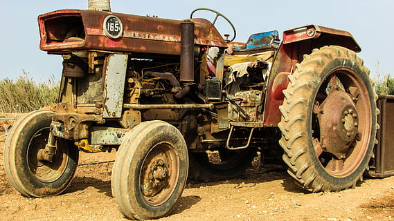 Traktor, alt, Landwirtschaft, rostig, Maschine, ländlich, Landschaft, Bauernhof, Transport, Rad, Transportart, Reifen, Geländewagen, Landfahrzeug, Transportmittel, landwirtschaftliche Maschinen, Metall, verlassen, Tag, Land, beschädigt, obsolet, Landwirtschaftliche Geräte, stationär, LKW, Kraftfahrzeug, Natur, Verschlechterung, ruiniert, 4K, CC0, gemeinfrei, lizenzfrei