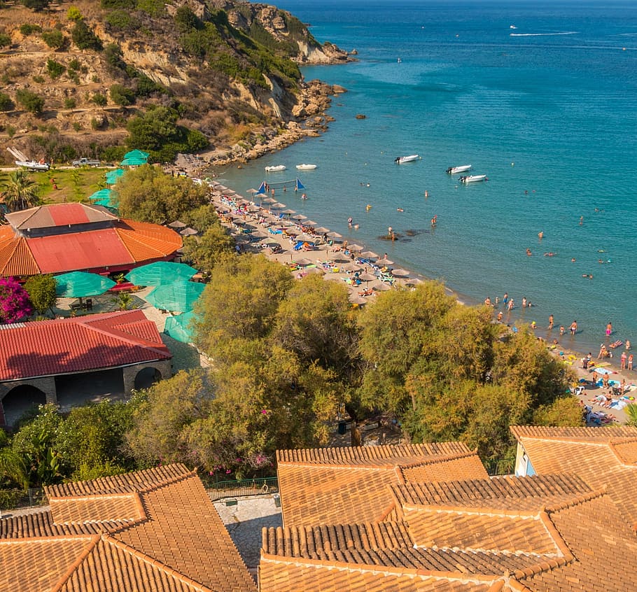 zakynthos, Grècia, platja, mar, festa, una illa, recreació, Platja sorrenca, el mar turquesa, arbre, aigua, planta, arquitectura, vista d’angle alt, exterior de l'edifici, dia, estructura construïda, naturalesa, edifici, bellesa a la natura, barri residencial, sostre, casa, cap gent, escenics - natura, terra, a l'aire lliure, teula de teulada, 1080P