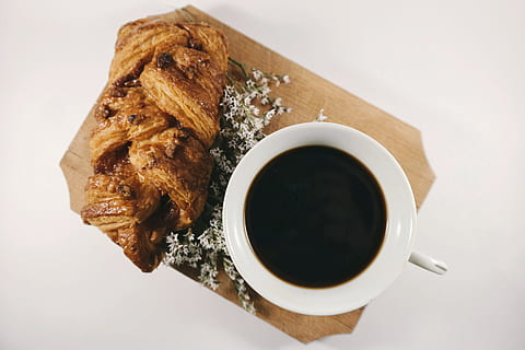 brød, mat, tre, koffein, svart kaffe, frokost, kaffe, kaffe drikk, kaffekopp, kopp, kopp kaffe, mørk, nydelig, blomster, krus, bord, mat og Drikke, drikke, forfriskning, kaffe - drikke, friskhet, kaffe kopp, rett over, måltid, innendørs, studio skudd, ingen folk, nærbilde, hvit bakgrunn, høy vinkel visning, varm drikke, servise, matbit, middag, 5K, CC0, offentlig domene, opphavsrett gratis