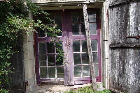 gammel, vindu, tre, malt, arkitektur, bygge eksteriør, hus, bygget struktur, dør, bygning, anlegg, dag, ingen folk, forlatt, inngang, utendørs, vekst, boligområde, tre - materiale, natur, løp ned, 2K, CC0, offentlig domene, opphavsrett gratis