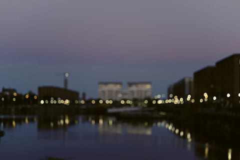 photographie de bokeh, lumières de la ville, photo bokeh, immeubles, hier soir, quais, eau, Lac, étang, nuit, réflexion, paysage urbain, rivière, architecture, crépuscule, scène urbaine, ville, illuminé, horizon urbain, structure construite, extérieur du bâtiment, ciel, personne, front de mer, la nature, bâtiment, en plein air, la vie en ville, 4K, CC0, domaine public, libre de droits