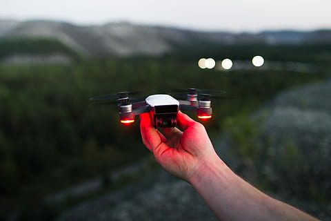 orang, memegang, hitam, merah, quadcopter, putih, dengung, tangan, teknologi, di luar rumah, kreatif, fotografi, penerbangan, cahaya, alam, kucing, teman, warna, bayangan, kembali, awan, bunga, manusia, kegelapan, air terjun, tangan manusia, bagian tubuh manusia, satu orang, dewasa, hari, fokus pada latar depan, kegiatan waktu luang, merapatkan, bagian tubuh, orang dewasa yang matang, fokus selektif, gunung, pegunungan, anggota tubuh manusia, jari, 4K, CC0, domain publik, bebas royalti