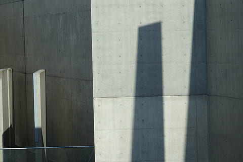 Senza titolo, architettura, costruzione, infrastruttura, struttura, istituzione, ombra, giorno, fotogramma intero, nessuno, struttura costruita, all'aperto, colonna architettonica, sfondi, avvicinamento, luce del sole, caratteristica della parete, modello, esterno dell'edificio, natura, grigio, colore nero, pavimentazione, città, forma, comunicazione, vista dall'alto, calcestruzzo, concentrarsi sull'ombra, 2K, CC0, dominio pubblico, privo di copyright