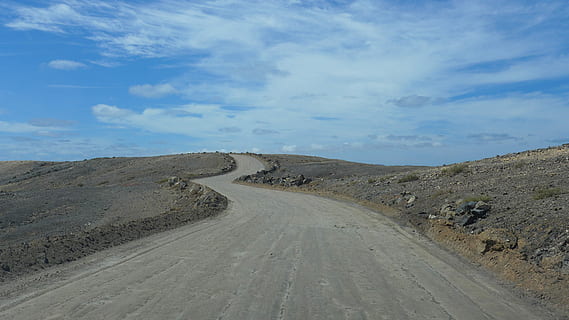 yol, uzakta, peyzaj, doğa, asfalt, uzun gitmiş, ufuk, öngörü, uzak görüş, taşlar, Çorak, ayrılmak, dinlenme, tatil, taşra yolu, manzara, bulutlar, yaz, gökyüzü, adritrub, ispanya, Kanarya Adaları, ada, yalnız, ileriye giden yol, azalan perspektif, taşımacılık, gün, çevre, manzaralar - doğa, sakin sahne, bulut - gökyüzü, huzur, kentsel olmayan sahne, yön, doğada güzellik, insansız, dağ, arazi, boş yol, açık havada, kurak iklim, 4K, CC0, kamu malı, telif ücretsiz