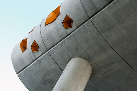 nízký, úhlové fotografování, Šedá, struktura, modrý, nebe, během dne, úhel fotografie, šedá, oranžový, beton, budova, architektura, tvary, Pentagon, stavba, exteriér budovy, nikdo, Příroda, den, nízký úhel pohledu, místo uctívání, náboženství, venku, bílá barva, víra, detail, kopie prostor, čisté nebe, 4K, CC0, veřejná doména, bez autorských práv