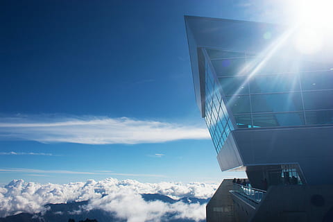 pic del mirall., edifici de vidre, edifici, gratacels, torre, núvol, cel, núvol - cel, arquitectura, exterior de l'edifici, estructura construïda, ciutat, blau, naturalesa, llum solar, modern, flare de la lent, vista d’angle baix, exterior d’edifici d’oficines, cap gent, dia, a l'aire lliure, raig de sol, vidre - material, sol, compost digital, brillant, 4K, CC0, domini públic, lliure de regalies