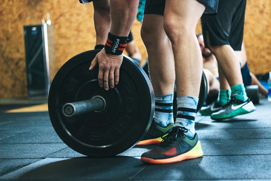 persona, celebració, negre, plaques de pes, actiu, atleta, barra, culturista, culturisme, exercici, equipament d'exercicis, aptitud, a l'interior, homes, metall, músculs, gent, recreació, sabates, esport, equipament esportiu, acer, força, formació, desgast, Aixecament de peses, peses, fer exercici, polsera, part del cos humà, entrenament esportiu, estil de vida saludable, construcció muscular, estils de vida, part del cos, secció baixa, gimnàs, cama humana, vitalitat, persones reals, entrenament de pes, pes, roba esportiva, extremitat humana, entrenament transversal, Millora personal, 5K