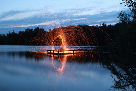 zpomalit, fotografie závěrky, tanec ohně, ohňostroj, tělo, voda, dělat, hrát s ohněm, jezero, odraz, Příroda, noc, nebe, modrý, krajina, venku, klidné scény, strom, dlouhé expozice, pohyb, rozmazaný pohyb, drátěné vlny, svítí, předení, rostlina, mrak - nebe, krása v přírodě, soumrak, nikdo, 5K, CC0, veřejná doména, bez autorských práv