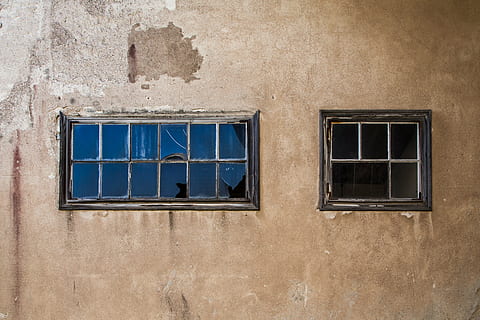 finestra di vetro, parete, finestre rotte, fabbrica abbandonata, vuoto, abbandonato, rotto, fabbrica, vecchio, mattone, posto di lavoro, buio, urbano, sporco, industria, nessuno, rovinare, decadimento, costruzione, trascurato, anziano, finestra, struttura, architettura, povertà, dimenticato, danneggiato, Vintage ▾, Usato, retrò, antico, arrugginito, veicolo, nostalgia, rustico, acciaio, rottame, ruggine, rurale, relitto, metallo, giunca, finestre, industriale, Materiale, ambiente, muro marrone, Marrone, caratteristica della parete, esterno dell'edificio, vecchio stile, struttura costruita, giorno, vetro - materiale, all'aperto, fotogramma intero, quartiere residenziale, Inquadratura dal basso, sfondi, intemperie, forma, riflessione, telaio della finestra, 4K, CC0, dominio pubblico, privo di copyright
