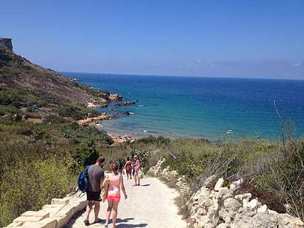 oceano, sentiero, soleggiato, mediterraneo, Gozo, Malta, costa, vacanze, estate, turisti, blu, mare, acqua, cielo, spiaggia, natura, terra, bellezza nella natura, gruppo di persone, scenics - natura, attività di svago, orizzonte sull'acqua, a piedi, orizzonte, retrovisore, stili di vita, persone reali, adulto, uomini, pianta, all'aperto, 2K, CC0, dominio pubblico, privo di copyright