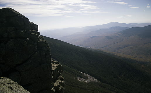 foto, scogliera di montagna, giorno, foto di paesaggio, montagne, catena montuosa, montagna, roccia, albero, natura, foresta, natura selvaggia, ambiente, parco, pendio, paesaggio, scogliera, cielo, autunno, scenics - natura, bellezza nella natura, scena tranquilla, la tranquillità, scena non urbana, nuvola - cielo, roccia - oggetto, solido, terra, all'aperto, nessuno, idilliaco, cresta montuosa, 5K, CC0, dominio pubblico, privo di copyright
