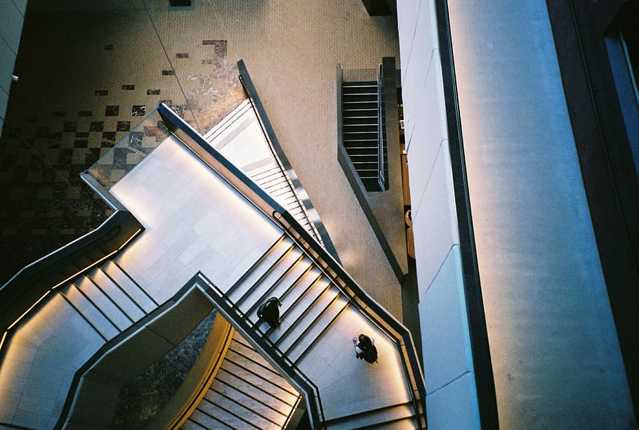 avvicinamento, foto, Due, persona, scala, le scale, edificio interno, architettura, design, vista dall'alto, interno, sala, struttura costruita, costruzione, esterno dell'edificio, gradini e scale, nessuno, ringhiera, Inquadratura dal basso, giorno, spirale, scala a chiocciola, finestra, luce del sole, natura, quartiere residenziale, all'aperto, caratteristica della parete, direttamente sotto, 4K