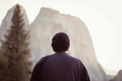 person, iført, sort, kasket, over, rock formation, mand, stirrede, landskab, leder, han-, bagfra, en person, herrer, natur, voksen, tøj, taljen op, himmel, fokus på forgrunden, tåge, ferier, rejse, udendørs, dag, afslappet tøj, ferie, miljø, kigger på visning, hætte - tøj, 5K, CC0, offentligt domæne, royaltyfrie