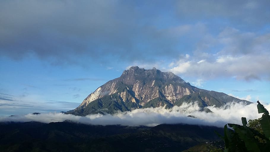 envoltat, núvols, muntar kinabalu, muntanya, sabah, món, patrimoni, a l'aire lliure, mount, Borneo, naturalesa, viatjar, cap gent, dia, cel, núvol - cel, medi ambient, paisatge, Serra, bellesa a la natura, escenics - natura, cim de muntanya, destinacions de viatge, turisme, sòlid, rock - object, terra, rock, arbre de coníferes, 2K