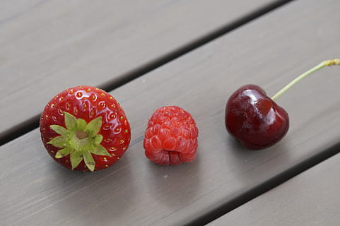 fruites, estiu, baies, fruita, cirera, vermell, vermell de baies, maduixa, gerds, mixt, vitamines, saludable, dolç, madur, menjar i beguda, menjar, alimentació saludable, benestar, frescor, taula, material de fusta, primer pla, natura morta, cap gent, a l'interior, fruites de baies, full, grup d'objectes, part de la planta, sucós, orgànic, antioxidant, 5K, CC0, domini públic, lliure de regalies