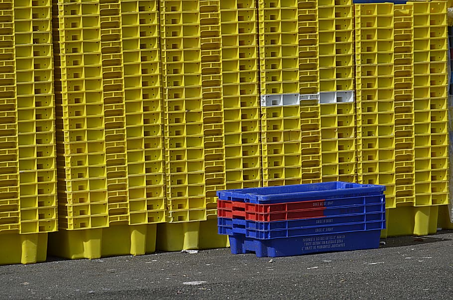 caixes, plàstic, blau, groc, subhasta, apilament, moll, colors, fàbrica, cap gent, contenidor, dia, multicolor, arquitectura, funció de construcció de parets, pila, costat a costat, estructura construïda, cubell d 'escombraries, repetició, patró, Caixa, a l'aire lliure, naturalesa, arranjament, en fila, ordre, 4K
