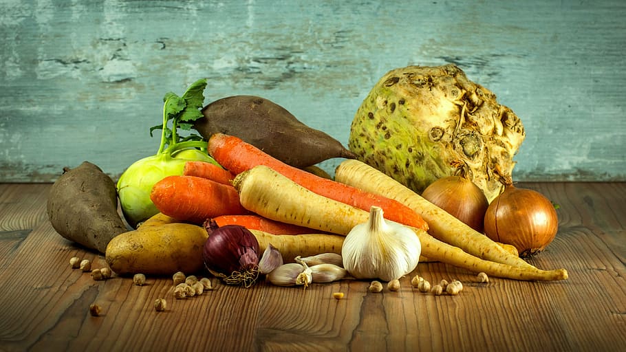 assortit, verdures, marró, superfície, pastanagues, julivert, All, cebes, api, patata, patates dolces, menjar, fons, salut, vitamines, casa, la frescor del, cultiu, nutrició, vegetals, frescor, orgànic, menjar vegetarià, material de fusta, alimentació saludable, tardor, madur, fer dieta, menjar i beguda, benestar, natura morta, a l'interior, aliments crus, ceba, ingredient, variació, tir de l'estudi, arrel vegetal, espècia, elecció, cap gent, pastanaga, herba, 5K