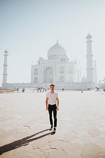 Mann, Stehen, Taj Mahal, Indien, Weiß, Beton, Kuppelkirche, hinter, tragen, T-Shirt, schwarz, Hose, Boden, tagsüber, Porträt, Person, Gebäude, Reise, Abenteuer, Kultur, Fernweh, Sonne, Licht, Schatten, gehen, berühmt, Wahrzeichen, van, Globus, Welt, die Architektur, gebaute Struktur, echte Menschen, eine Person, Tourismus, in voller Länge, Gebäudehülle, Lebensstile, Reiseziele, Freizeitbeschäftigung, Himmel, Geschichte, Natur, die Vergangenheit, klarer Himmel, Tag, Stadt, Vorderansicht, draußen, architektonische Säule, 5K, CC0, gemeinfrei, lizenzfrei