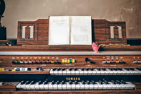 hnědý, yamaha, elektrický, orgán, klavír, klávesy piana, nástroj, komponovat, zábava, klávesnice, hudba, hudební nástroj, klíč klavíru, klíč, zvuk, klasická hudba, hudební vybavení, uvnitř, nikdo, umělecká kultura a zábava, architektura, květ, dřevo - materiál, rezervovat, kvetoucí rostlina, vydání, místo uctívání, Noty, vysoký úhel pohledu, varhany, detail, 1080P, CC0, veřejná doména, bez autorských práv