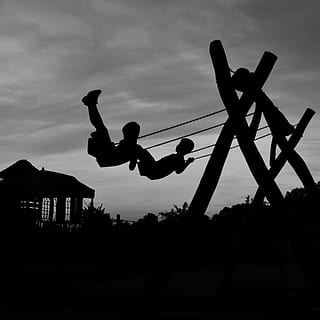 silueta, dos, nens, swing, gent, a l'aire lliure, saltar, homes, esport, acció, blanc i negre, color negre, longitud completa, només adults, adult, cel, persones reals, naturalesa, núvol - cel, vista d’angle baix, activitat d'oci, estils de vida, estructura construïda, arquitectura, posta de sol, dues persones, dia, arbre, infància, 1080P, CC0, domini públic, lliure de regalies
