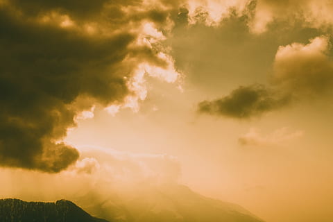 nimbus sky, skyene under soloppgang, skyet, oransje himmel, overskyet, Sky, himmelfarge, oransje, humørsyk, clouds, natur, landskap, natur tapet, bakgrunns, himmel tapet, himmel, sky - himmel, fjell, skjønnhet i naturen, miljø, naturskjønnhet - natur, solnedgang, dramatisk himmel, ingen folk, storm, utendørs, morgen, ærefrykt, ro, sollys, tåke, fjellkjede, kraft i naturen, vind, 5K, CC0, offentlig domene, opphavsrett gratis