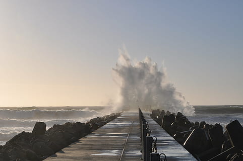 Wasser, Kunst, Seebrücke, Sol, Himmel, Meer, Natur, Schönheit in der Natur, Tag, Bewegung, Szenen - Natur, klarer Himmel, draußen, Richtung, Rock, Land, der Weg nach vorn, Kraft in der Natur, ruhige Szene, solide, Rock - Objekt, Nicht-städtische Szene, 4K, CC0, gemeinfrei, lizenzfrei
